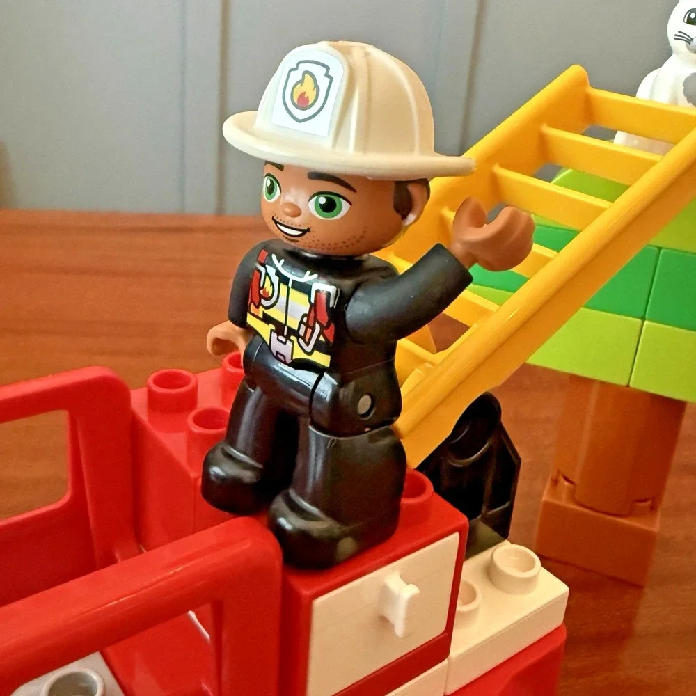 LEGO DUPLO Fire Truck Ladder Rescue Set Figures‎ Tree Cat No Box Complete Set